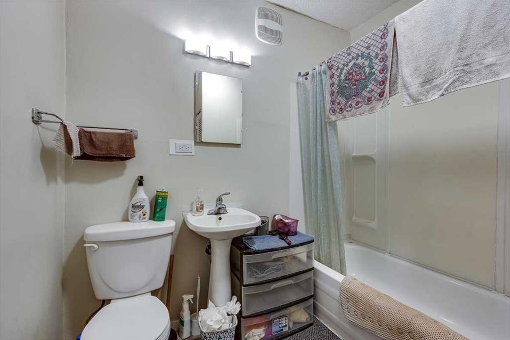 









5218 & 5216


56 Ave

,
Ponoka,




AB
T4J 1G6

