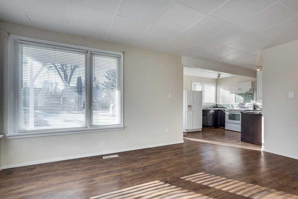 









5218 & 5216


56 Ave

,
Ponoka,




AB
T4J 1G6

