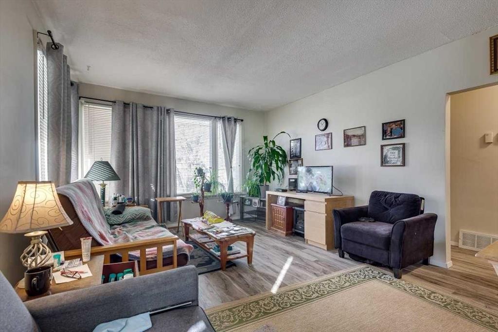 









5218 & 5216


56 Ave

,
Ponoka,




AB
T4J 1G6

