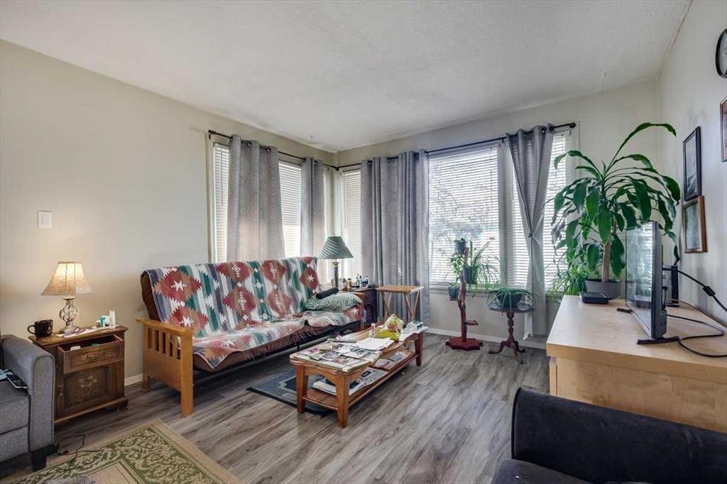 









5218 & 5216


56 Ave

,
Ponoka,




AB
T4J 1G6

