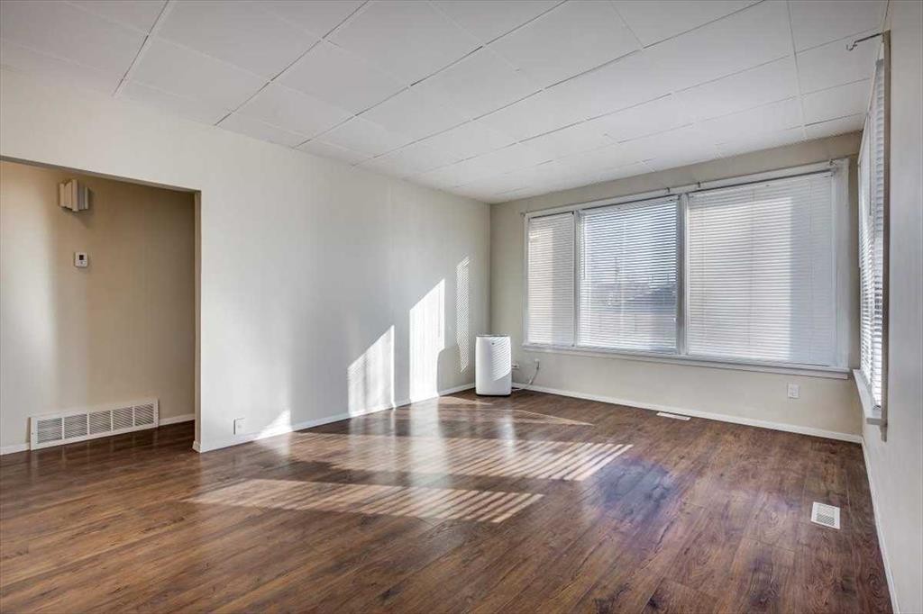 









5218


56

Avenue,
Ponoka,




AB
T4J 1G6

