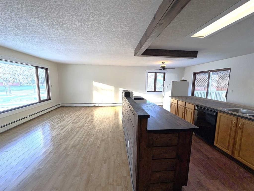 









4913


48

Avenue,
Forestburg,




AB
T0B 1N0

