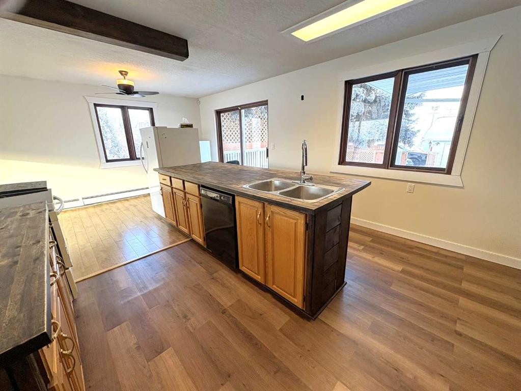 









4913


48

Avenue,
Forestburg,




AB
T0B 1N0

