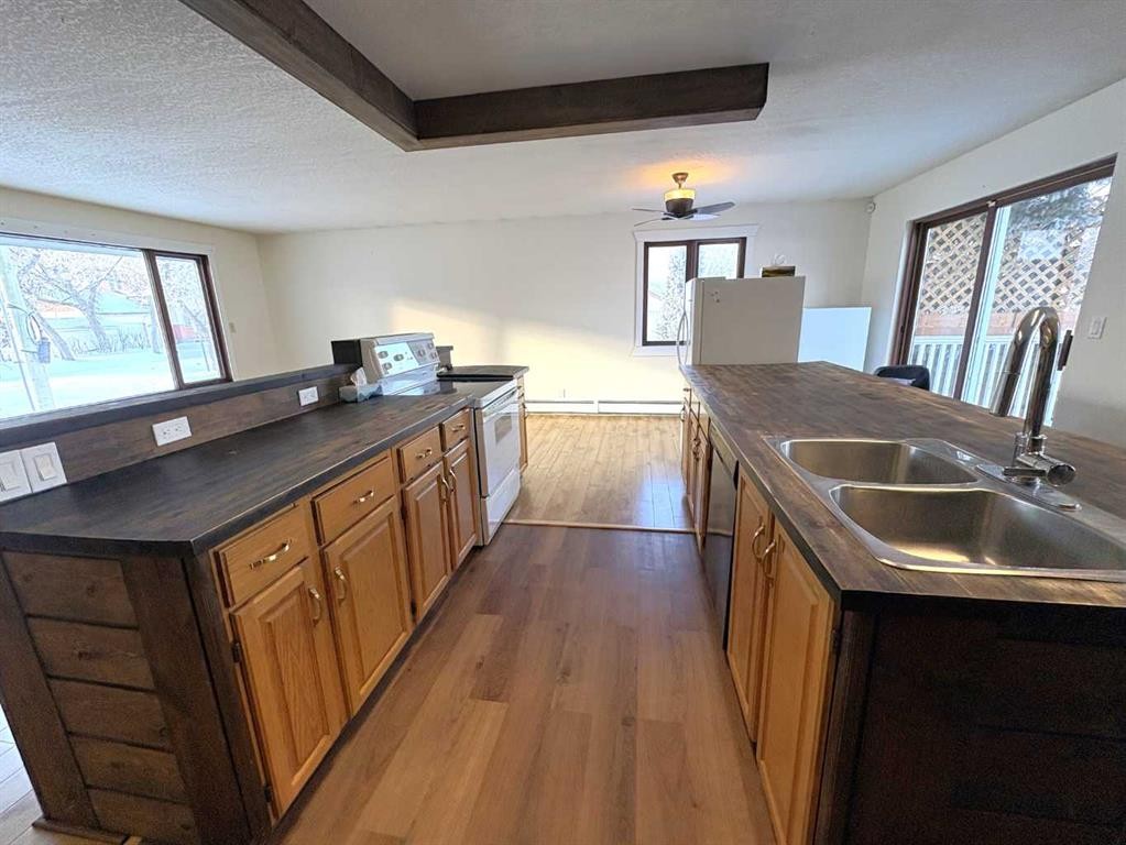 









4913


48

Avenue,
Forestburg,




AB
T0B 1N0

