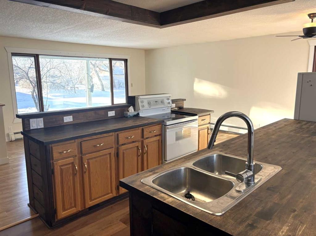 









4913


48

Avenue,
Forestburg,




AB
T0B 1N0

