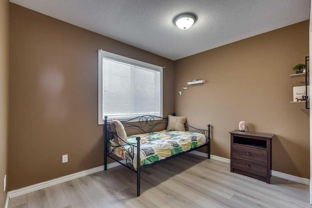 









5322


55

Street,
Lacombe,




AB
T4L 1L4

