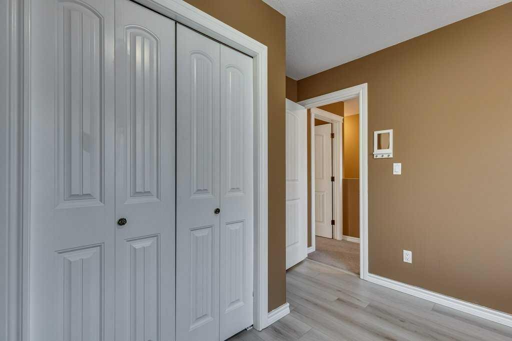 









5322


55

Street,
Lacombe,




AB
T4L 1L4

