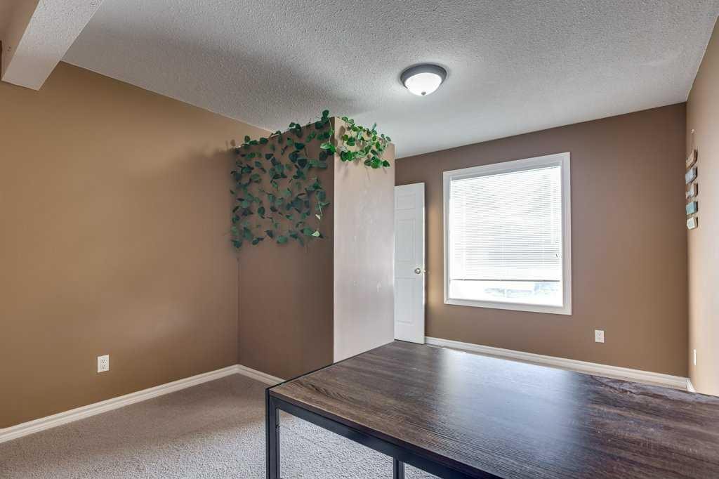 









5322


55

Street,
Lacombe,




AB
T4L 1L4

