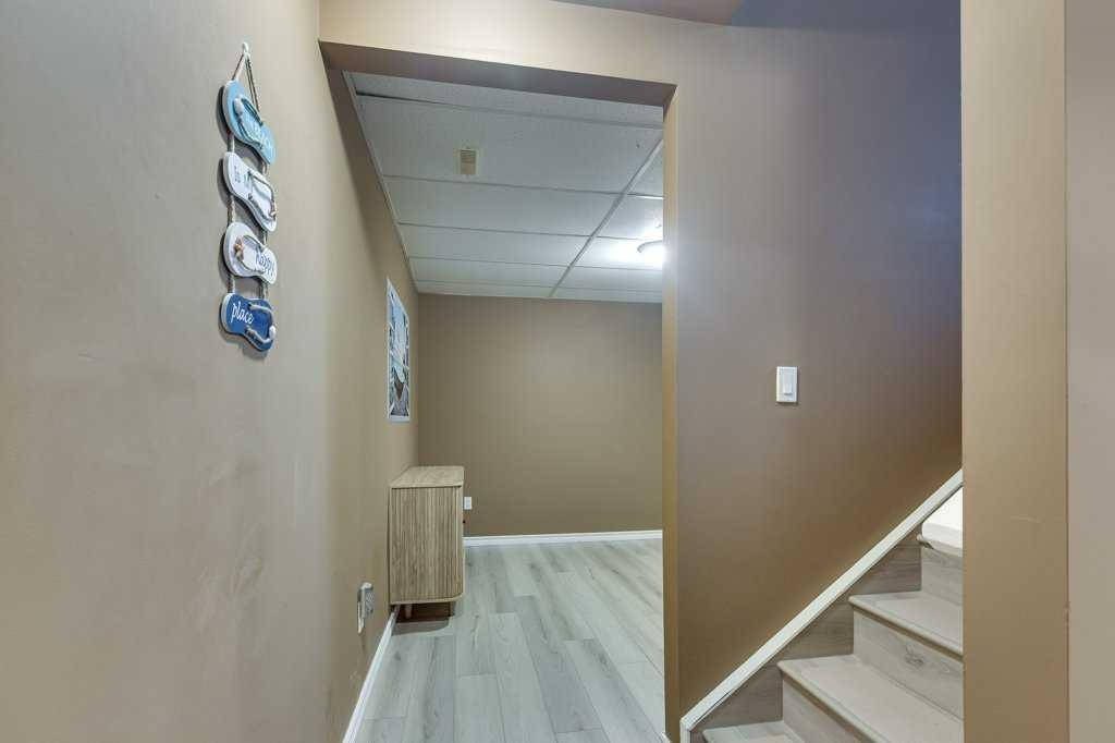 









5322


55

Street,
Lacombe,




AB
T4L 1L4

