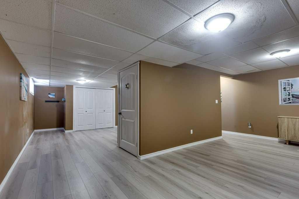 









5322


55

Street,
Lacombe,




AB
T4L 1L4

