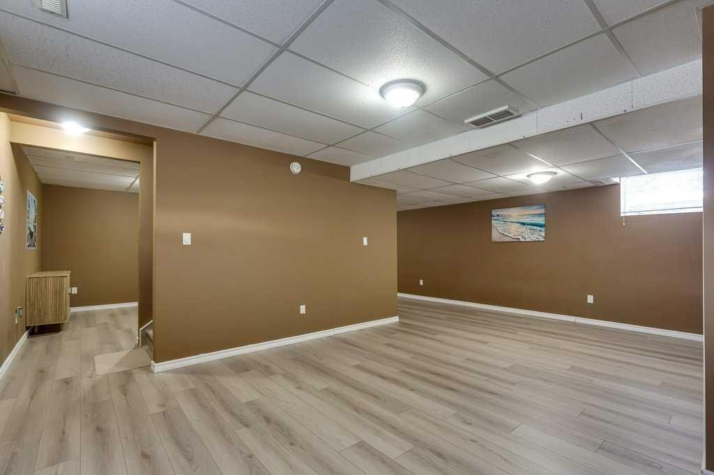 









5322


55

Street,
Lacombe,




AB
T4L 1L4

