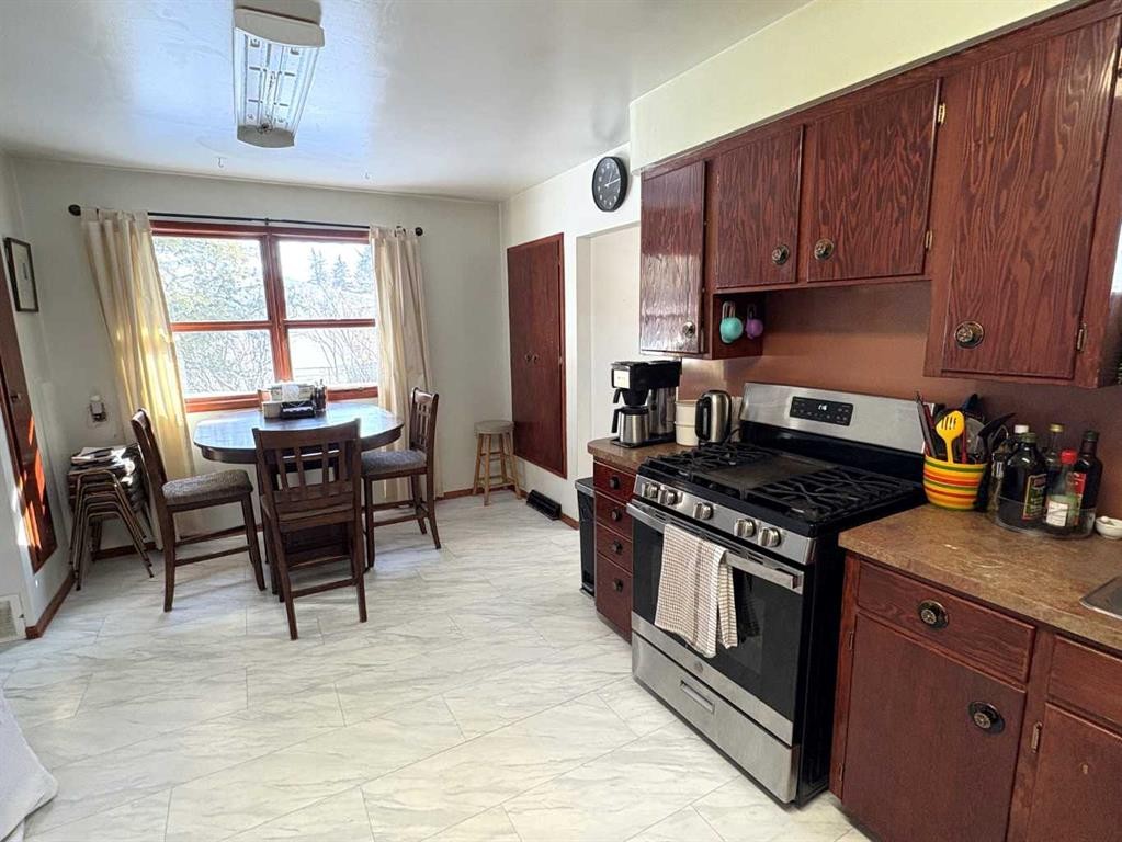 









4812


47

Avenue,
Forestburg,




AB
T0B 1N0

