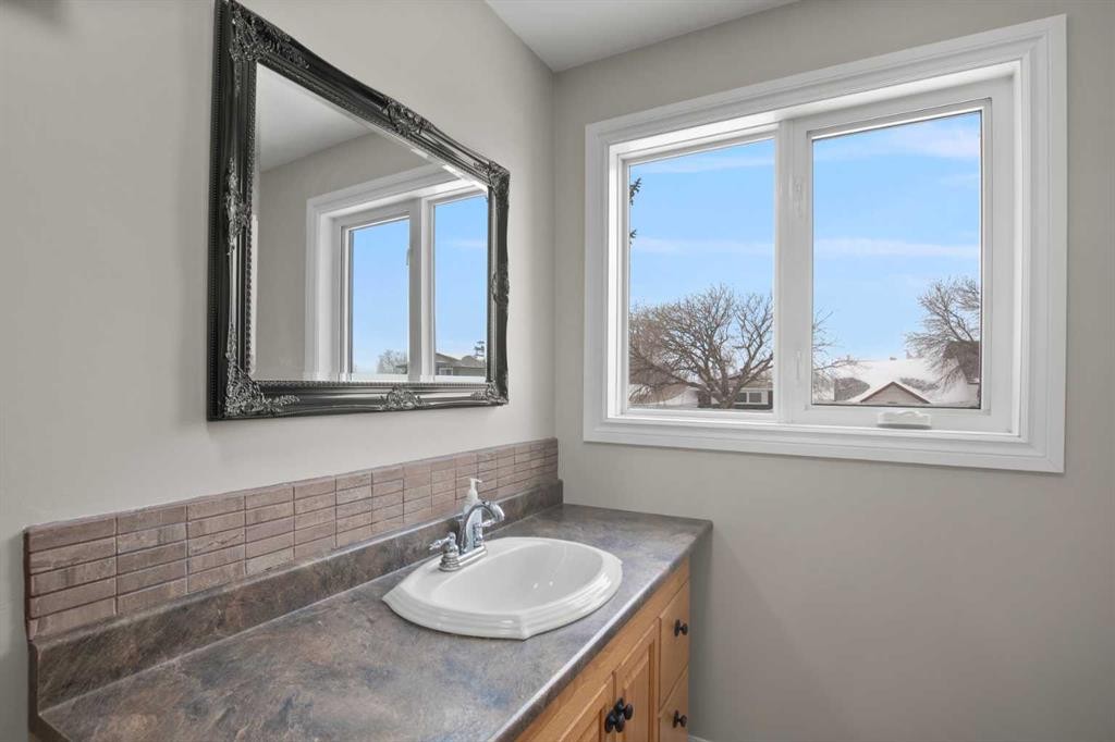 









4108


53

Avenue,
Innisfail,




AB
T4G 1G2

