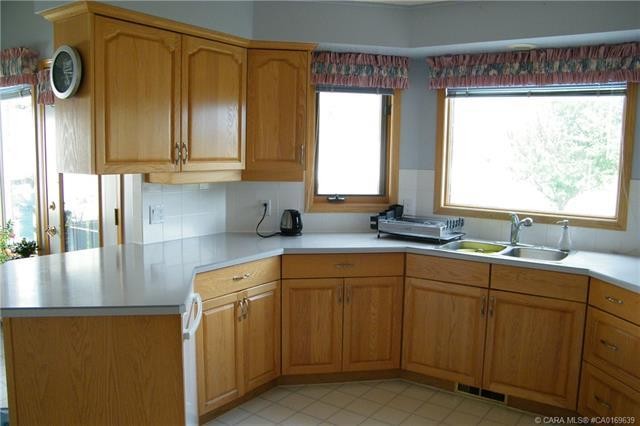 









5606


46

Avenue West,
Forestburg,




AB
T0B 1N0

