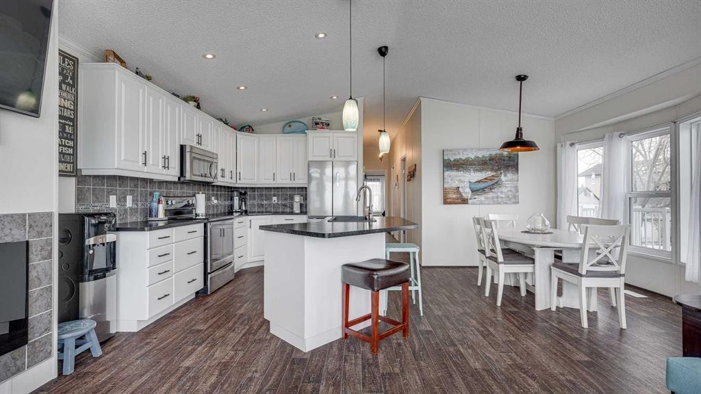 









41019


Range Road 11

, 18,
Rural Lacombe County,




AB
T0C0J1

