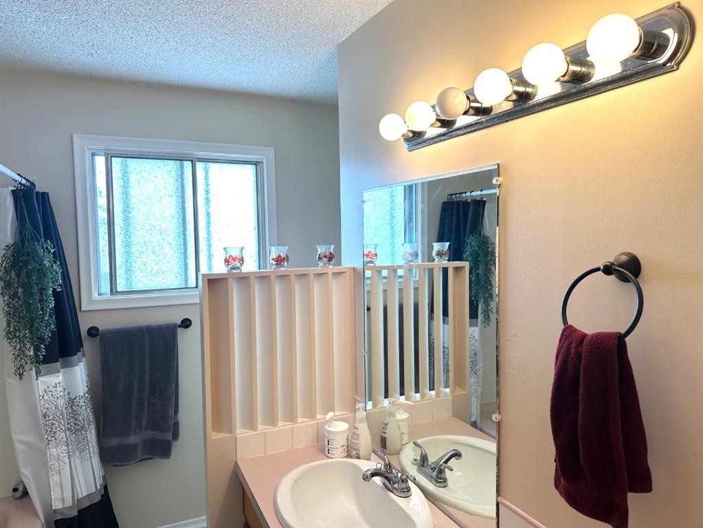 









5240


50

Avenue,
Holden,




AB
T0B2C0

