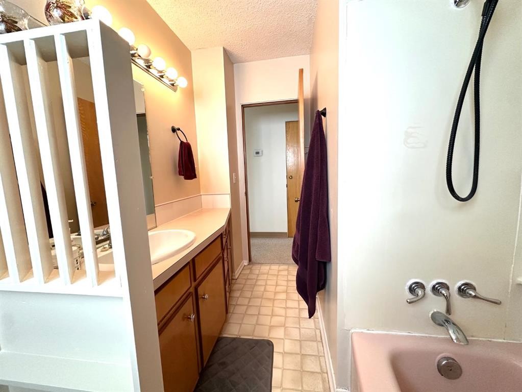 









5240


50

Avenue,
Holden,




AB
T0B2C0

