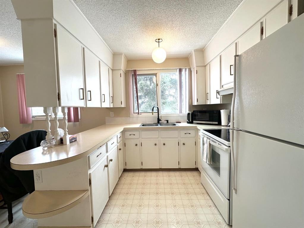 









5240


50

Avenue,
Holden,




AB
T0B2C0

