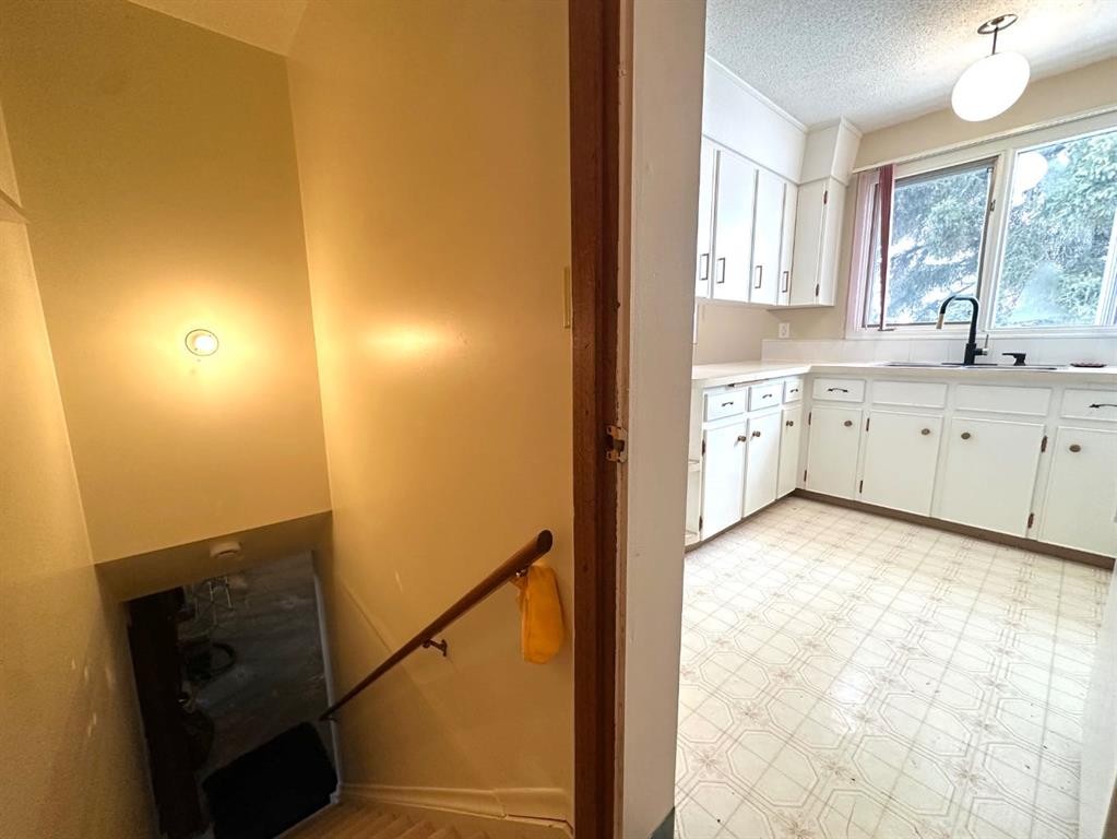 









5240


50

Avenue,
Holden,




AB
T0B2C0

