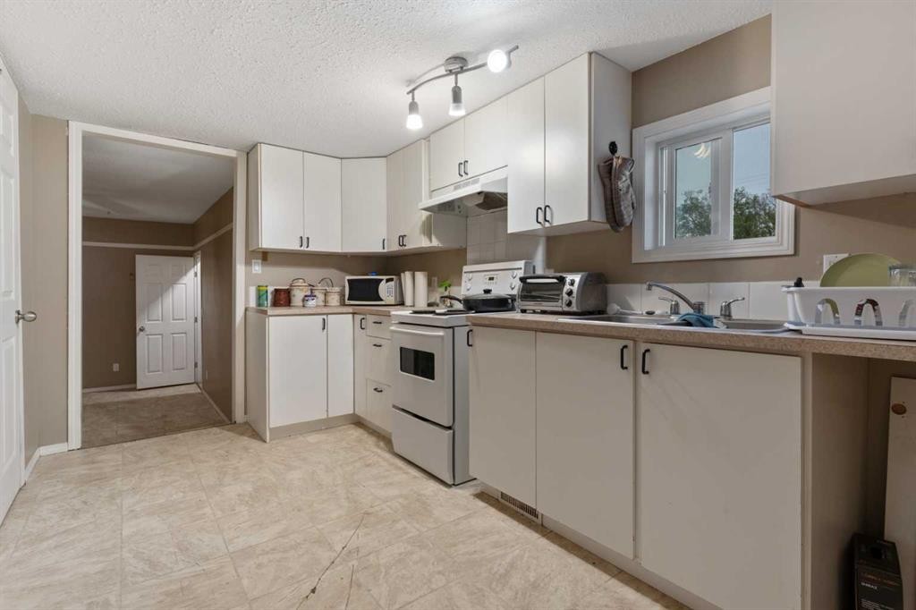 









2


Railway

Avenue North,
Hay Lakes,




AB
T0B 1W0

