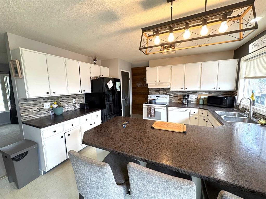 









5602


47

Avenue West,
Forestburg,




AB
T0B 1N0

