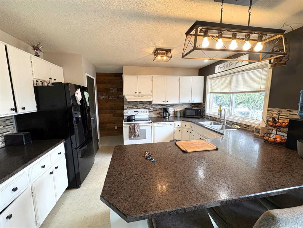 









5602


47

Avenue West,
Forestburg,




AB
T0B 1N0

