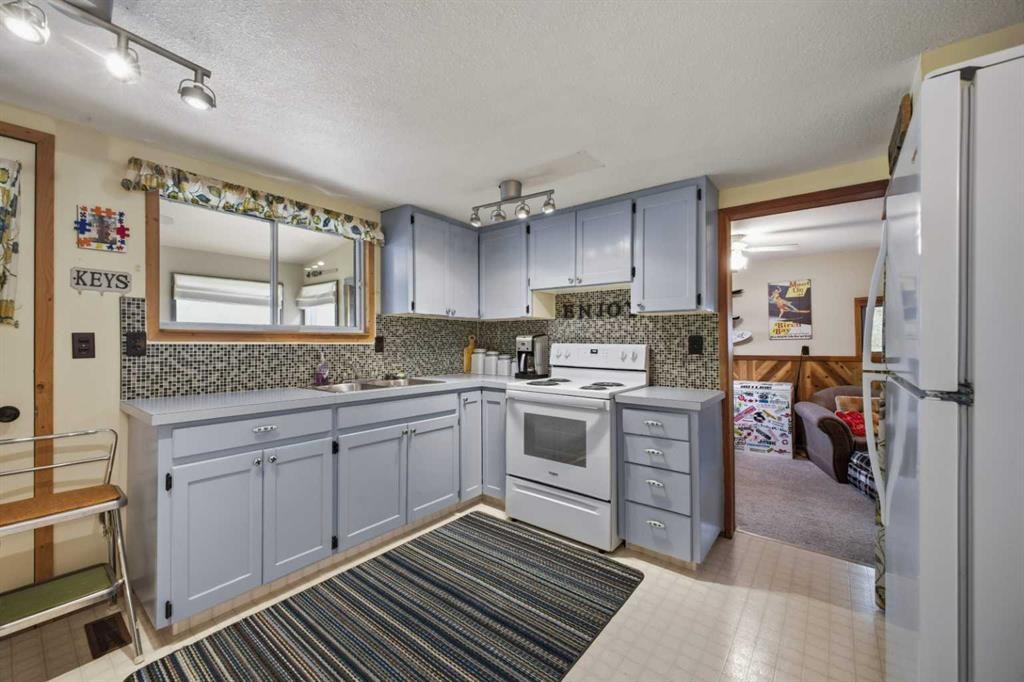 









41513


Highway 771

, 20,
Rural Lacombe County,




AB
T0C 0J0


