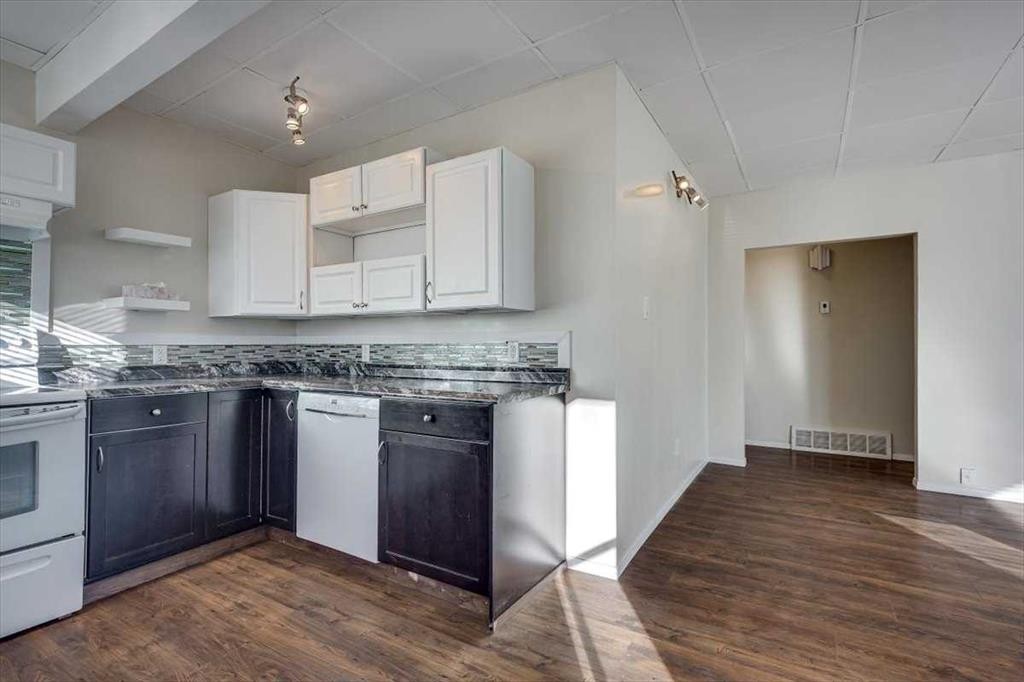 









5216 & 5218


56

Avenue,
Ponoka,




AB
T4J 1G6

