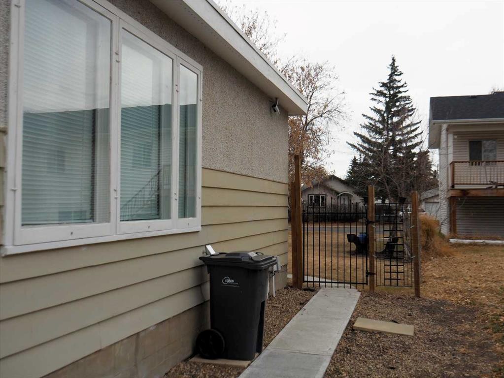 









5216 & 5218


56

Avenue,
Ponoka,




AB
T4J 1G6

