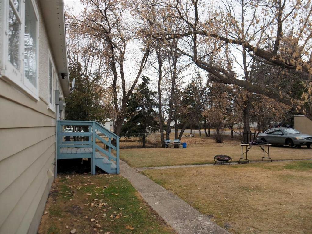 









5218 & 5216


56 Ave

,
Ponoka,




AB
T4J 1G6

