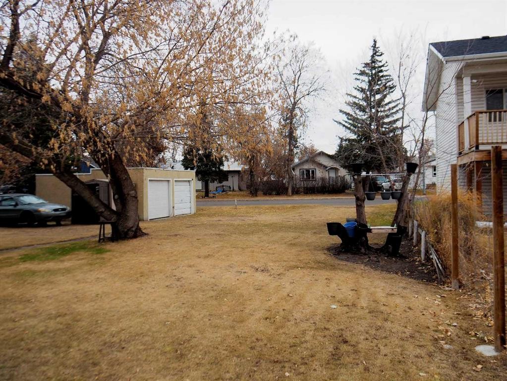 









5218 & 5216


56 Ave

,
Ponoka,




AB
T4J 1G6


