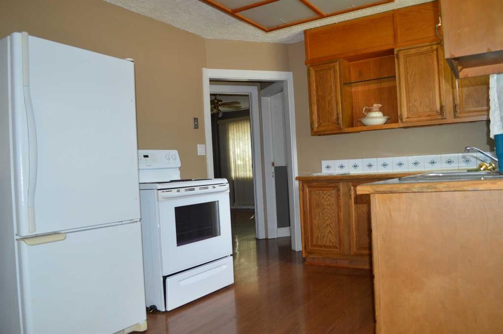 









5259


51

Street,
Lacombe,




AB
T4L1H7

