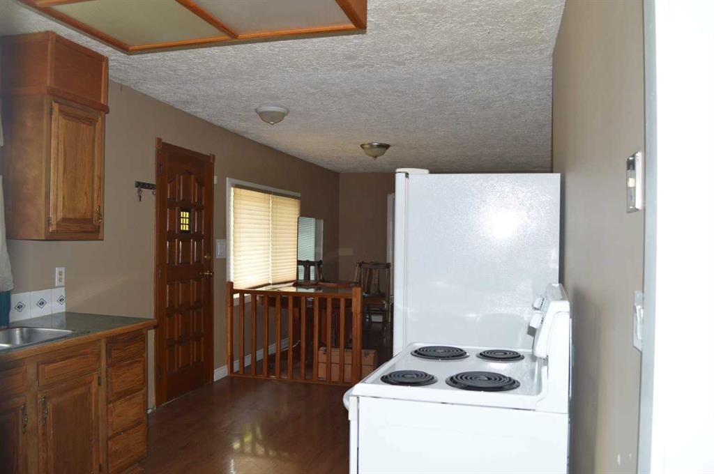 









5259


51

Street,
Lacombe,




AB
T4L1H7

