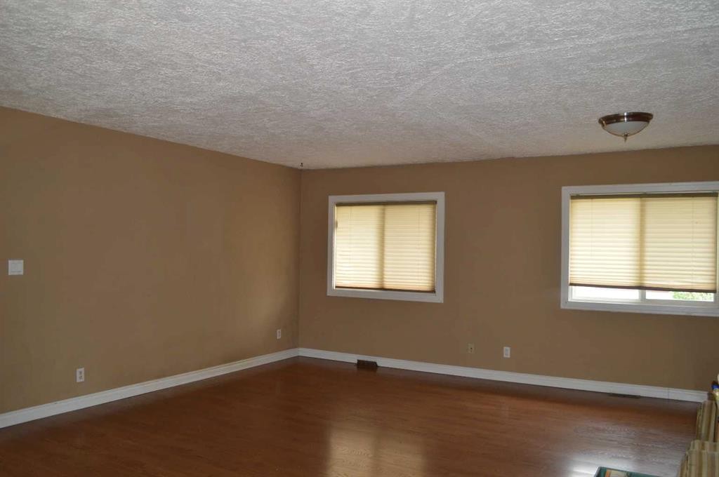 









5259


51

Street,
Lacombe,




AB
T4L1H7


