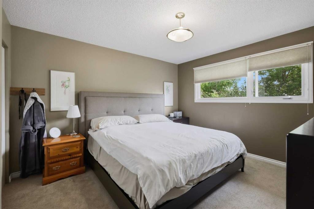 









5721


55

Avenue,
Lacombe,




AB
T4L1L8

