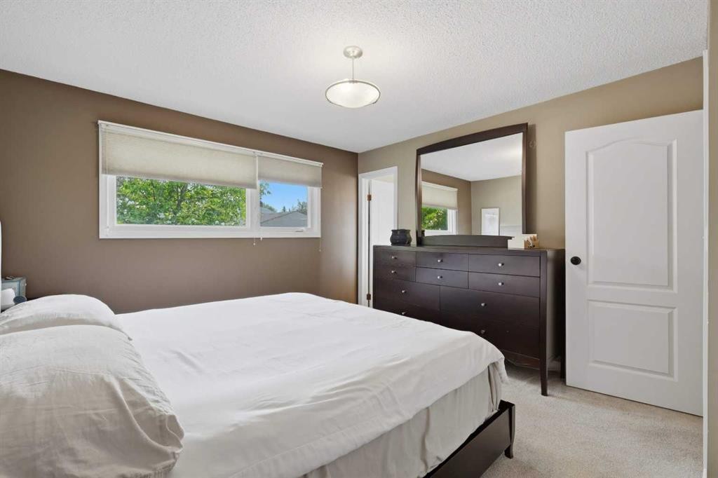 









5721


55

Avenue,
Lacombe,




AB
T4L1L8

