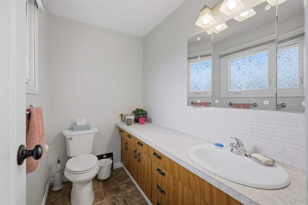









5721


55

Avenue,
Lacombe,




AB
T4L1L8


