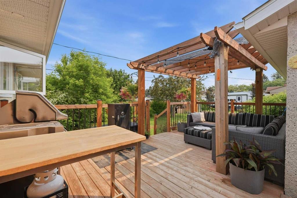 









5721


55

Avenue,
Lacombe,




AB
T4L1L8

