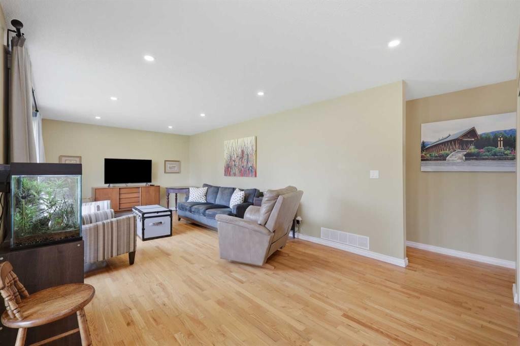









5721


55

Avenue,
Lacombe,




AB
T4L1L8

