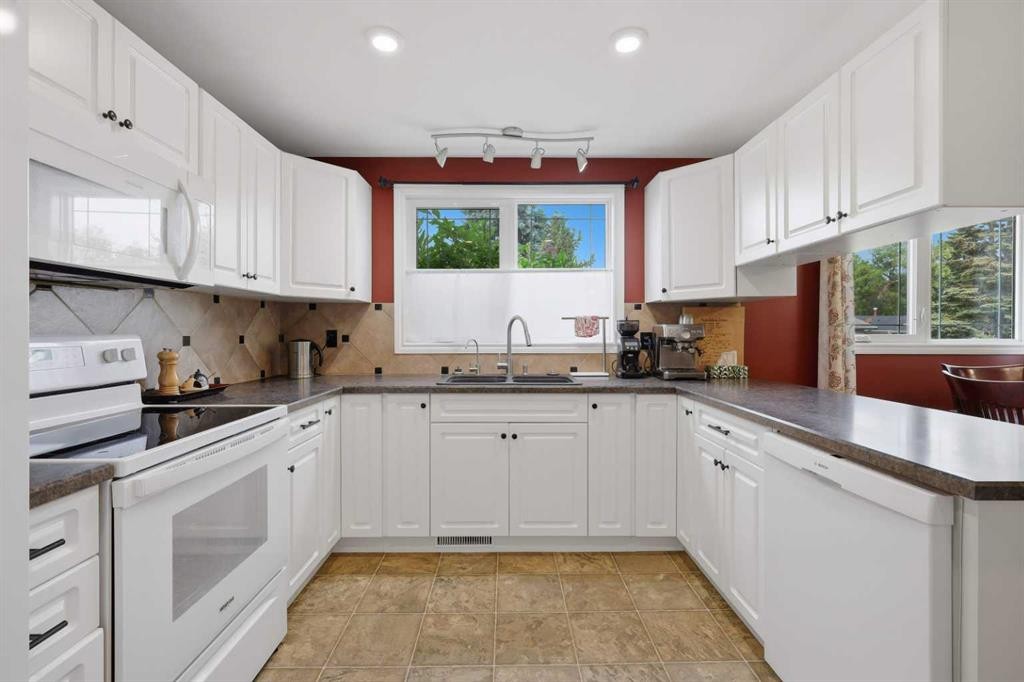 









5721


55

Avenue,
Lacombe,




AB
T4L1L8

