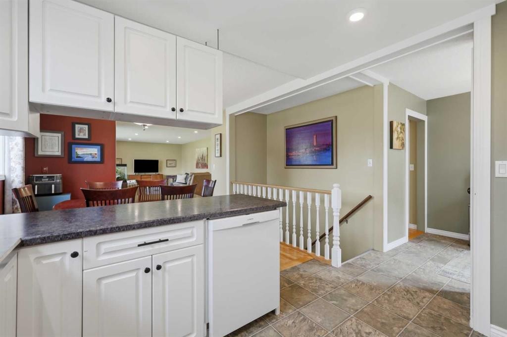 









5721


55

Avenue,
Lacombe,




AB
T4L1L8

