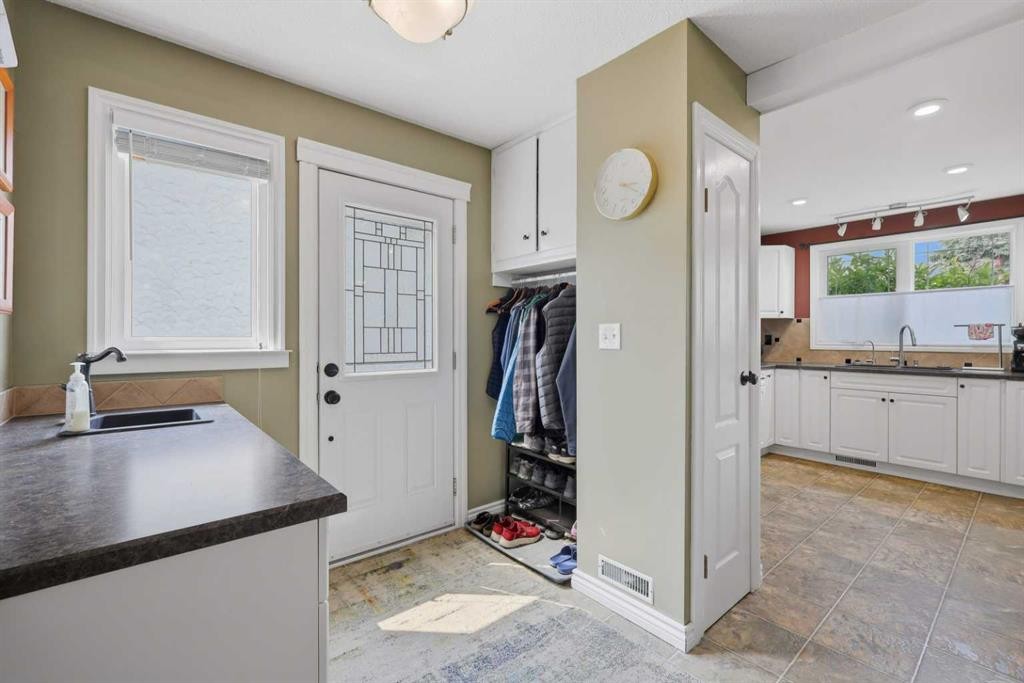 









5721


55

Avenue,
Lacombe,




AB
T4L1L8


