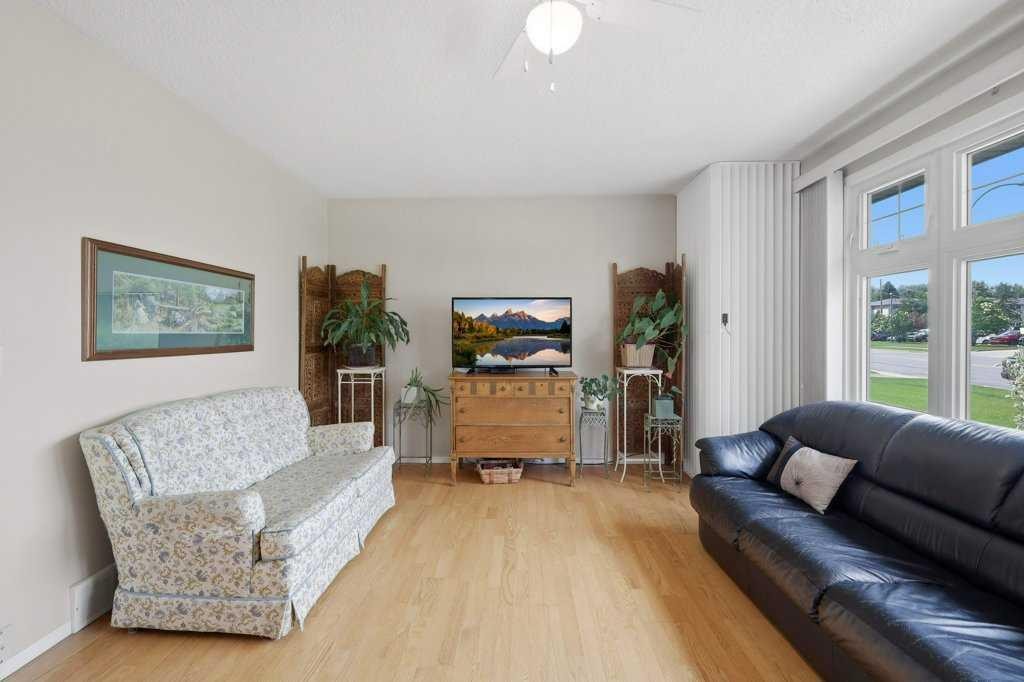 









5709


56

Avenue,
Lacombe,




AB
T4L 1N6


