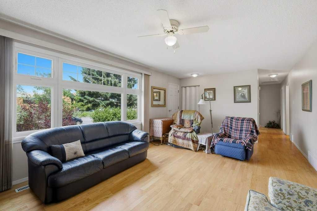 









5709


56

Avenue,
Lacombe,




AB
T4L 1N6

