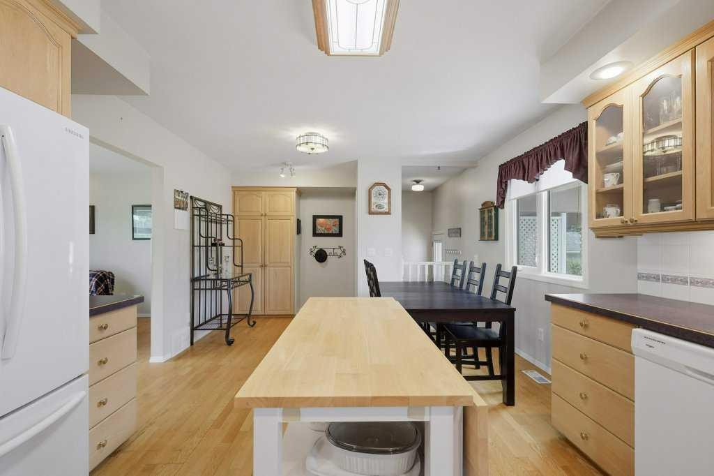 









5709


56

Avenue,
Lacombe,




AB
T4L 1N6

