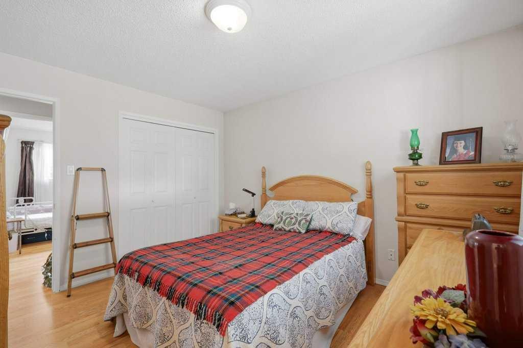 









5709


56

Avenue,
Lacombe,




AB
T4L 1N6

