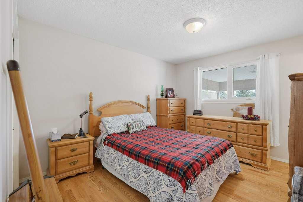 









5709


56

Avenue,
Lacombe,




AB
T4L 1N6

