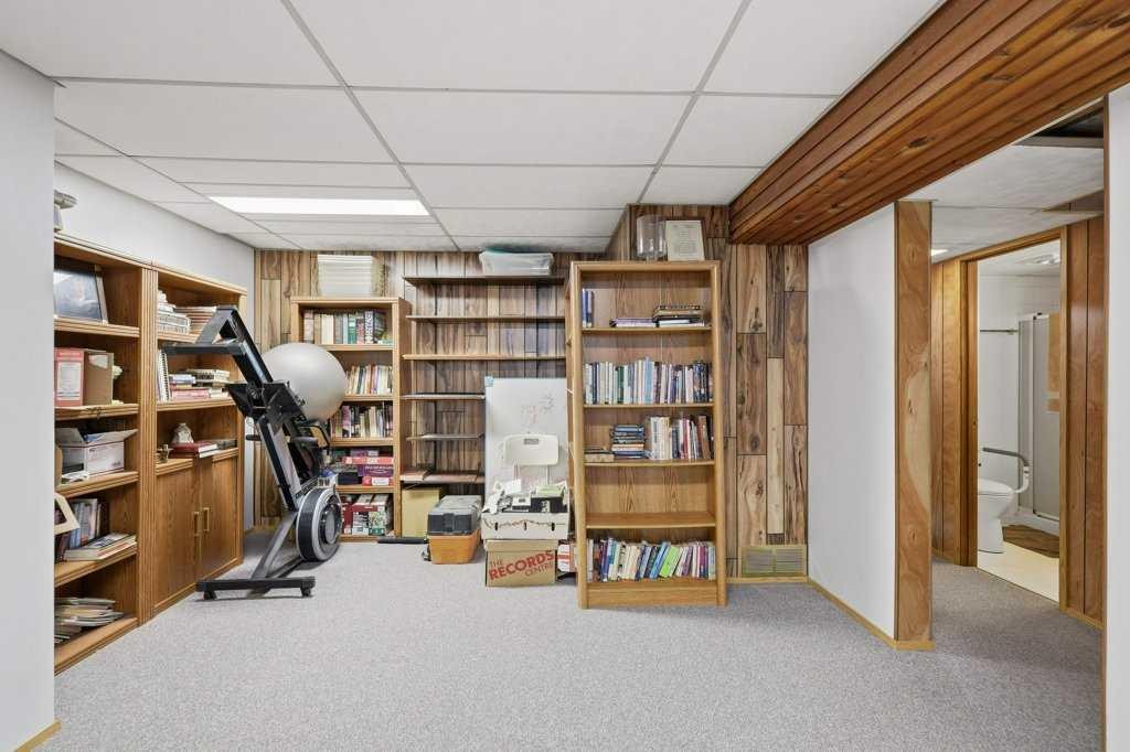 









5709


56

Avenue,
Lacombe,




AB
T4L 1N6

