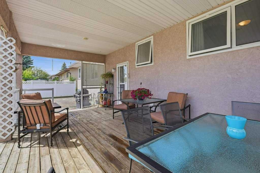









5709


56

Avenue,
Lacombe,




AB
T4L 1N6

