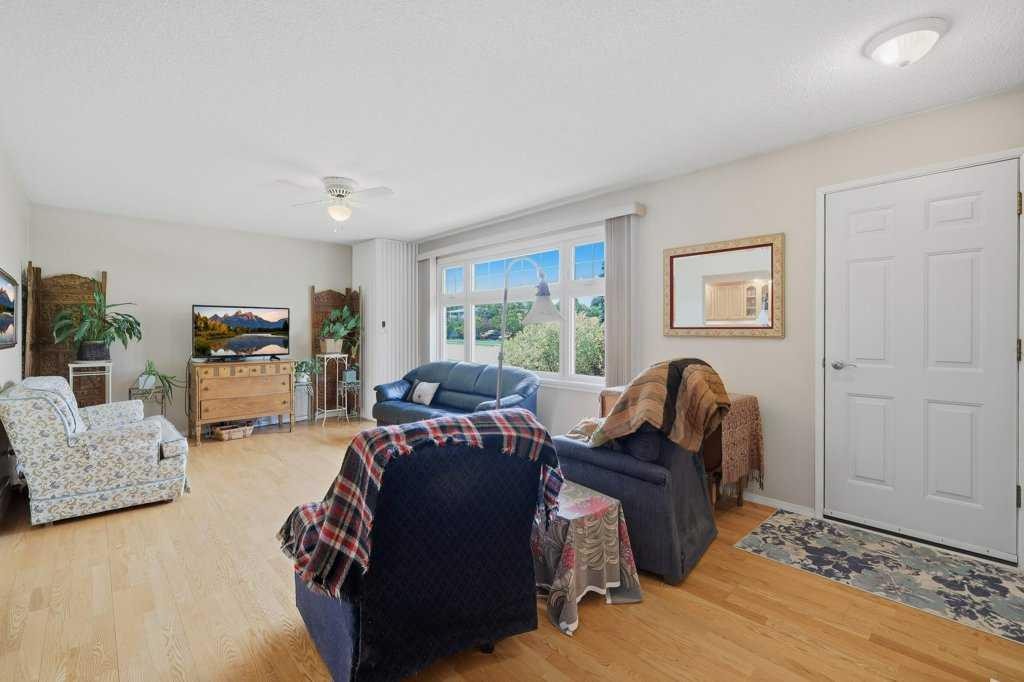 









5709


56

Avenue,
Lacombe,




AB
T4L 1N6

